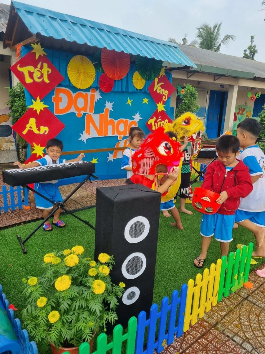 Hoạt động vui chơi của các bé trong giờ "Hoạt động ngoài trời" của cô và trẻ trường mầm non Bình Minh