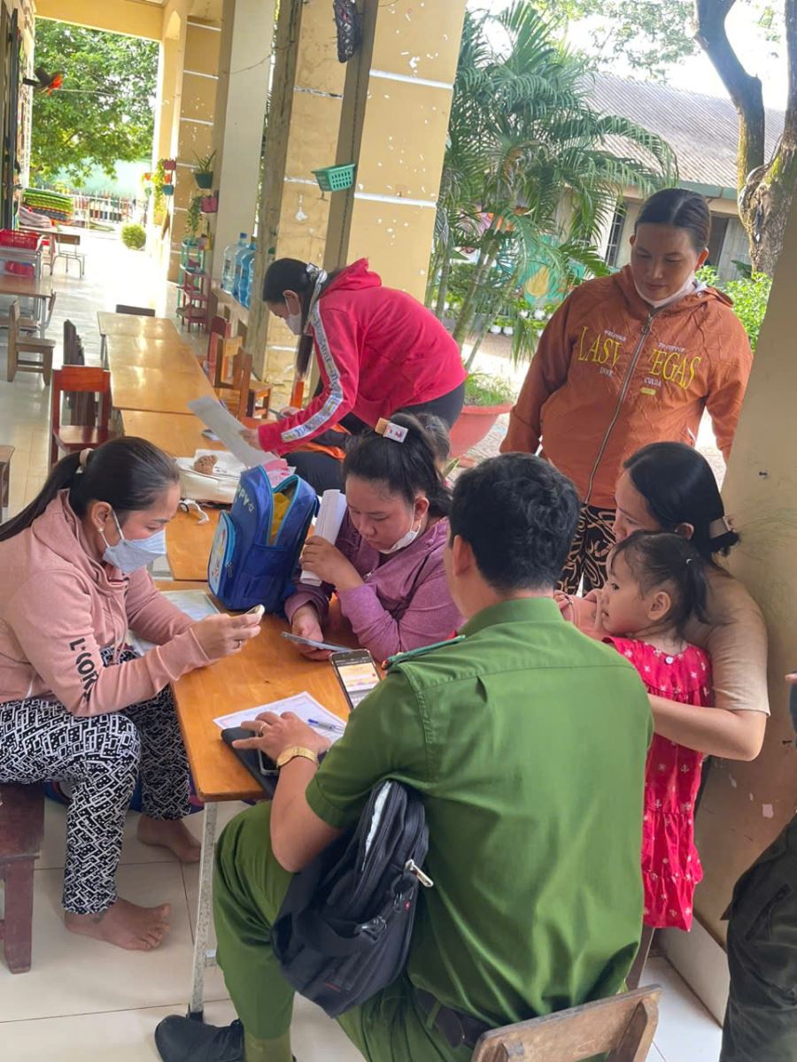 Hướng dẫn phụ huynh làm căn cước cho trẻ em dưới 6 tuổi tại trường.