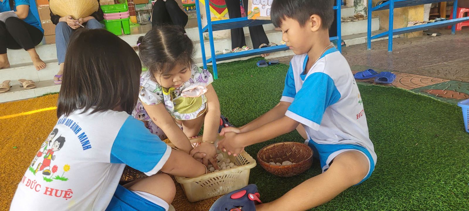 Trẻ tham gia các trò chơi dân gian.