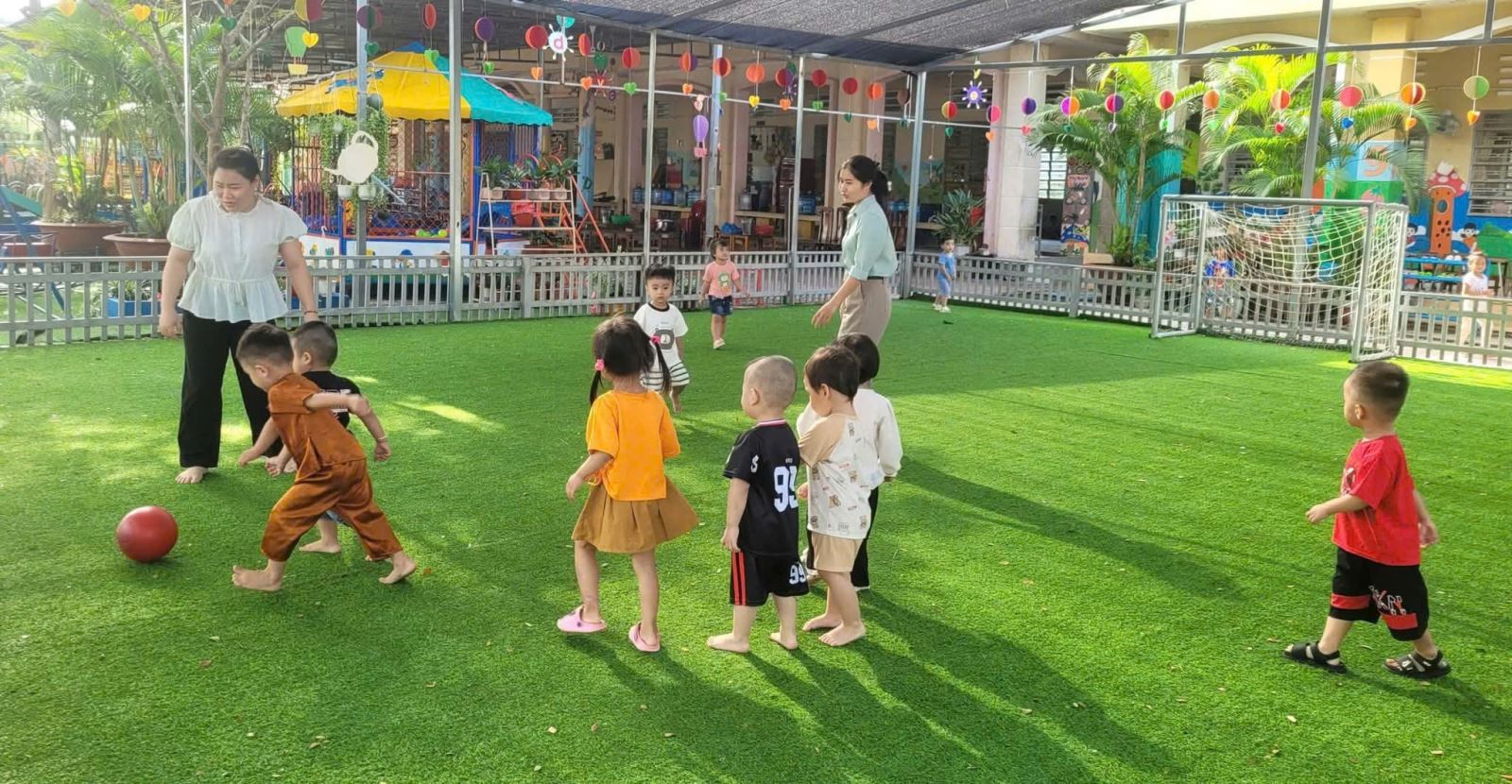 ​🌟 HOẠT ĐỘNG VUI CHƠI NGOÀI TRỜI " BÉ VUI ĐÁ BÓNG" CỦA CÁC BÉ 24–36 THÁNG TUỔI ⚽️